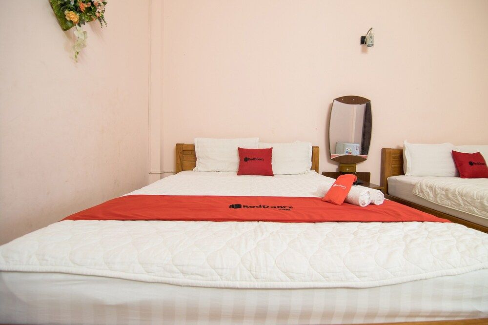 RedDoorz Plus near AEON Mall Tan Phu 2 Family Room 3