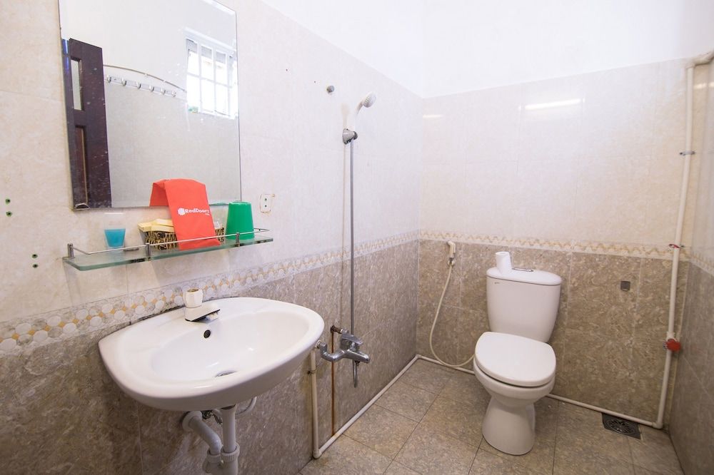 RedDoorz Plus near AEON Mall Tan Phu 2 Family Room 7