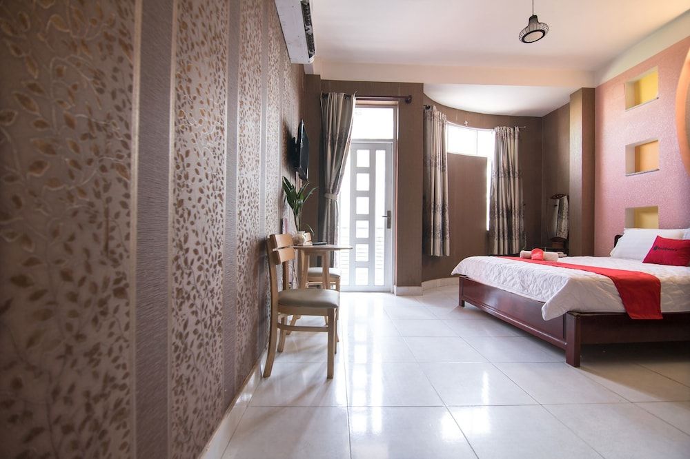 RedDoorz Plus near AEON Mall Tan Phu 2 Deluxe Room 7