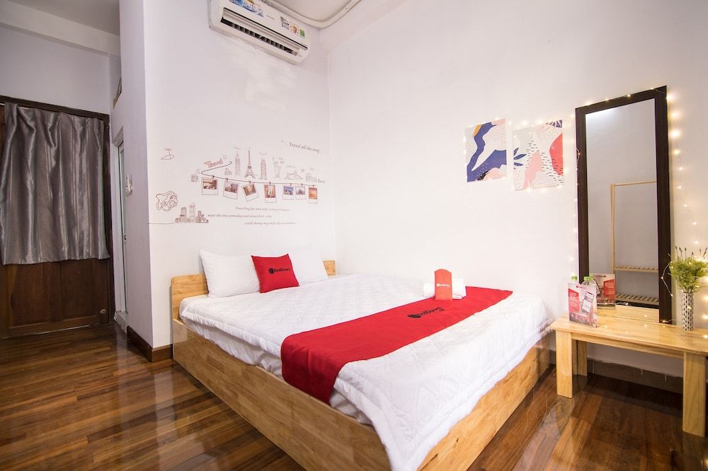 RedDoorz near Bui Vien Walking Street 2 Deluxe Room 7