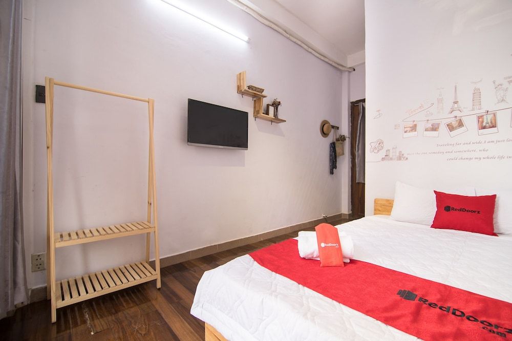 RedDoorz near Bui Vien Walking Street 2 Deluxe Room 3
