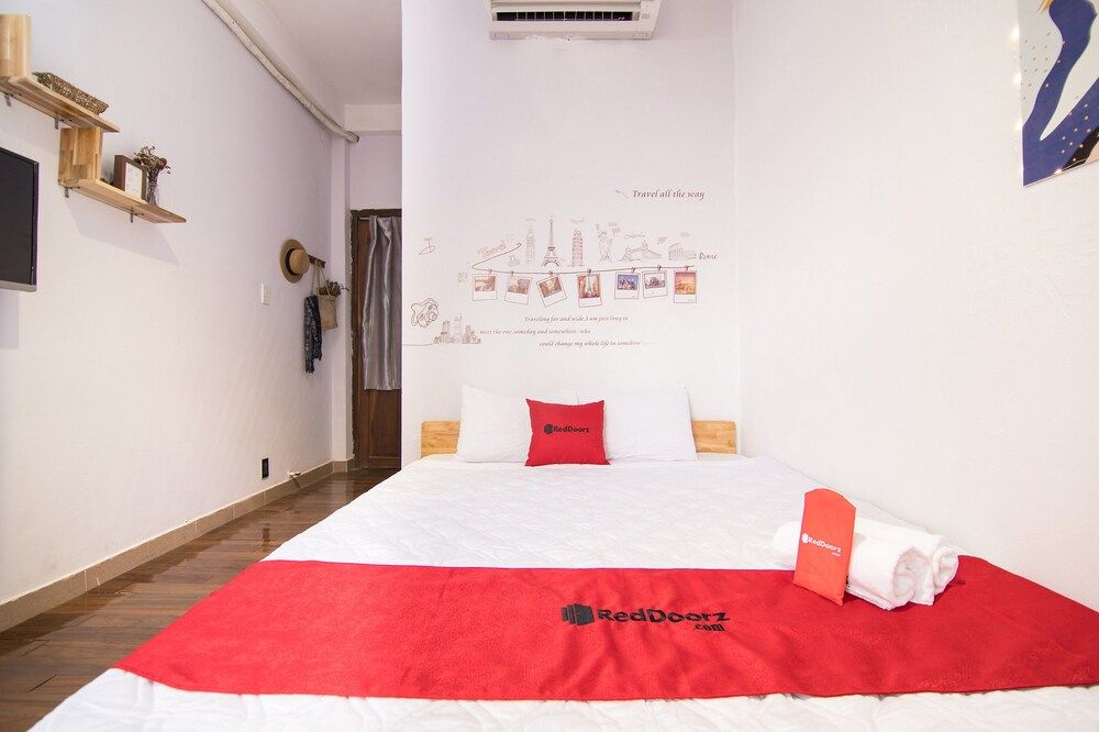 RedDoorz near Bui Vien Walking Street 2 Deluxe Room 4