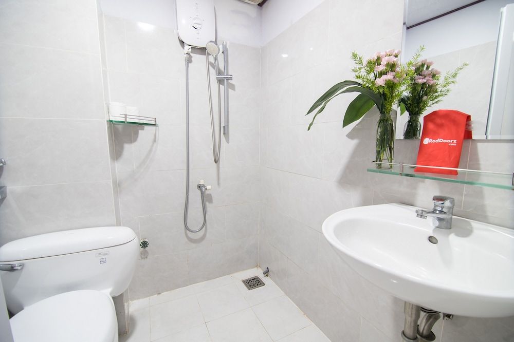 RedDoorz near Bui Vien Walking Street 2 Deluxe Room 6