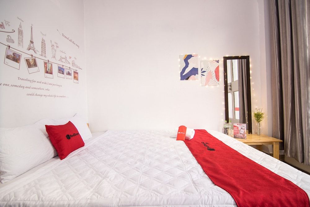 RedDoorz near Bui Vien Walking Street 2 Deluxe Room