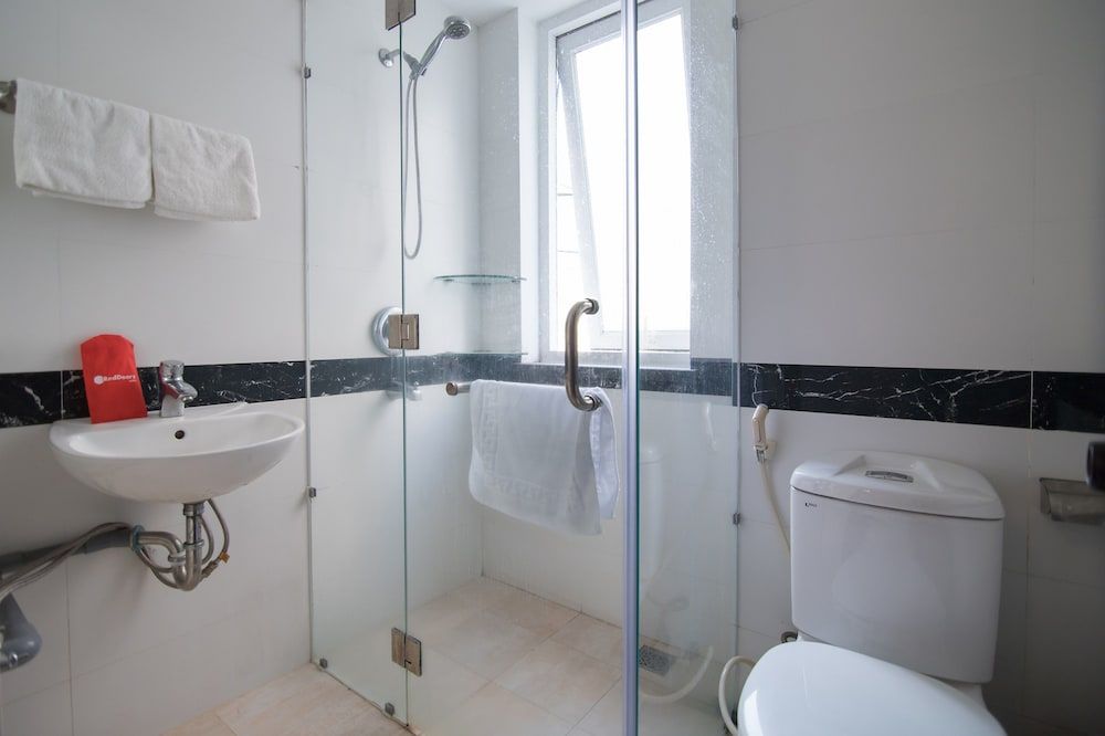 undefined RedDoorz near Hoa Lu Stadium 5