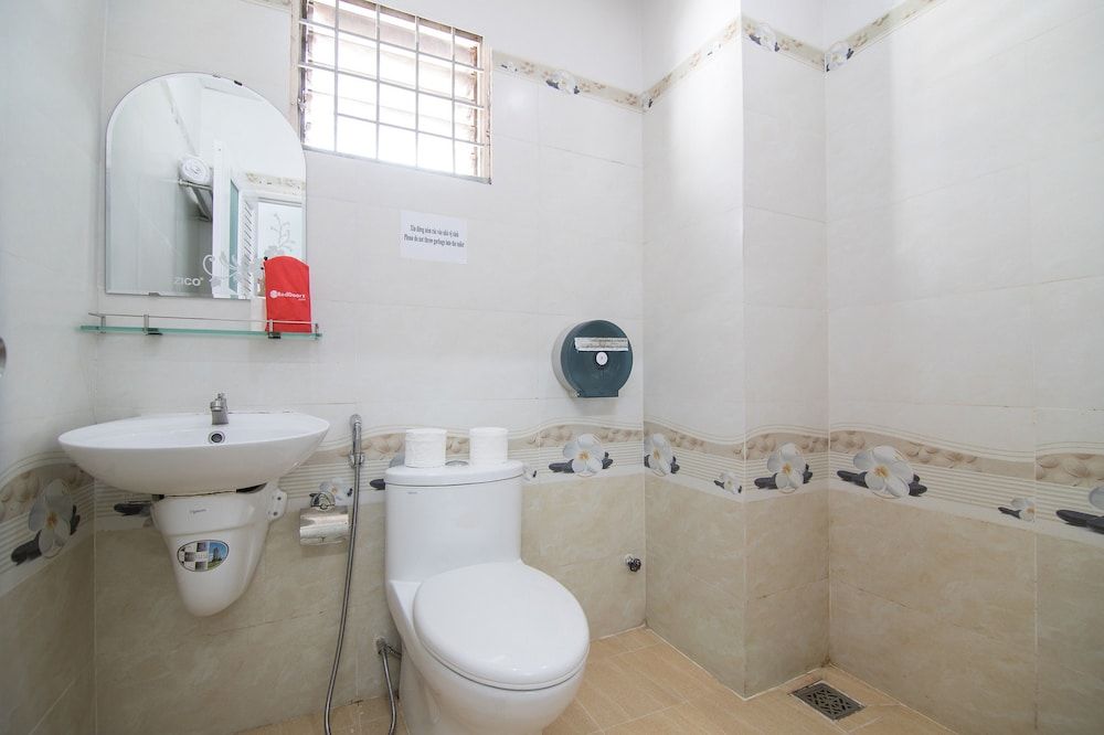 RedDoorz @ Nguyen Binh Khiem Street Double Room 8