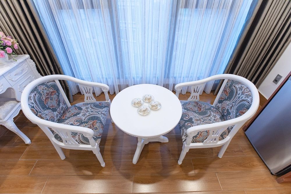 RedDoorz Plus @ Cach Mang Thang 8 Street Deluxe Room 8