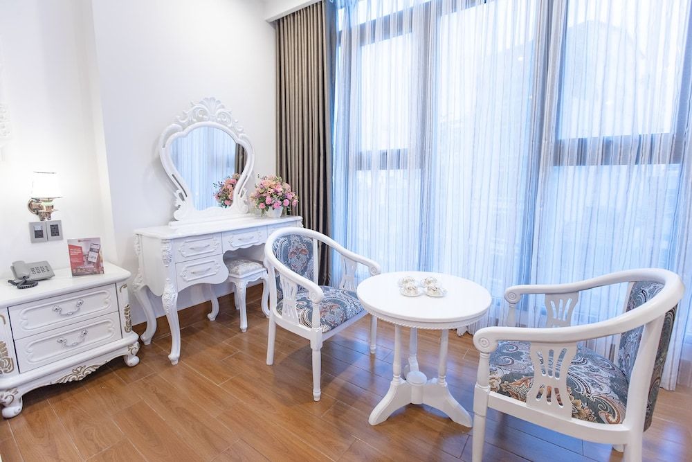 RedDoorz Plus @ Cach Mang Thang 8 Street Deluxe Room 9