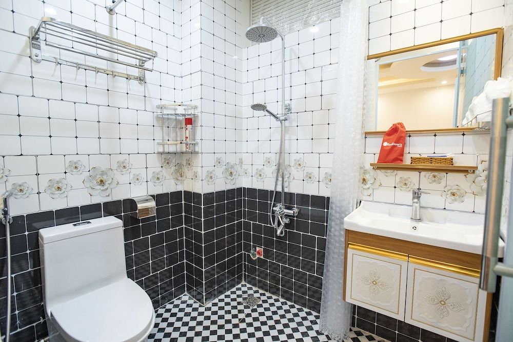 RedDoorz Plus @ Cach Mang Thang 8 Street Double Room 3