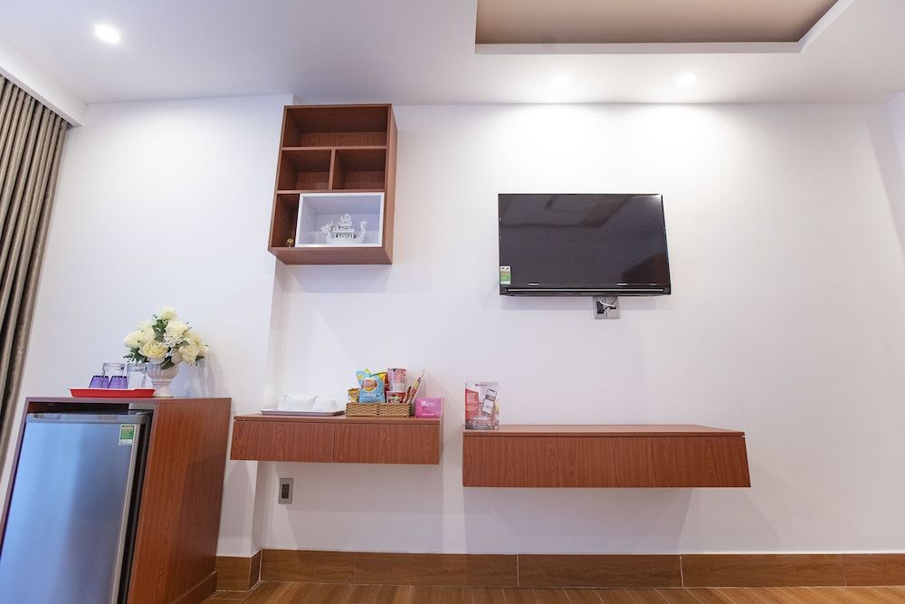 RedDoorz Plus @ Cach Mang Thang 8 Street Deluxe Room 10