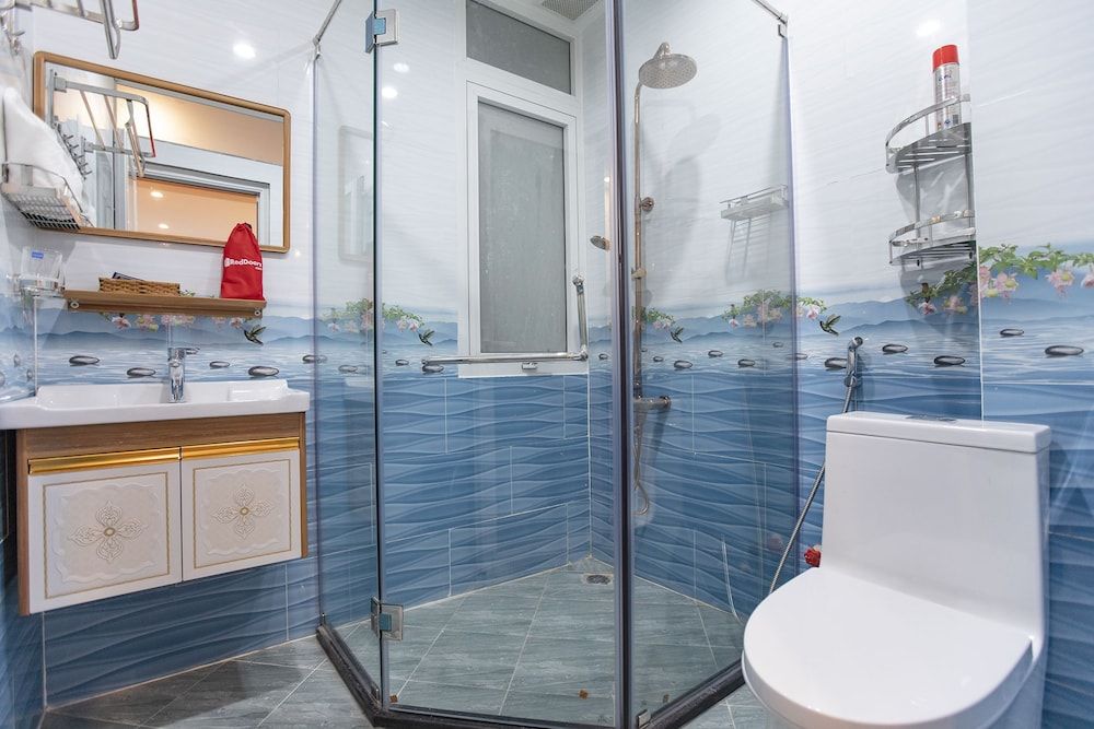 RedDoorz Plus @ Cach Mang Thang 8 Street Deluxe Room 11