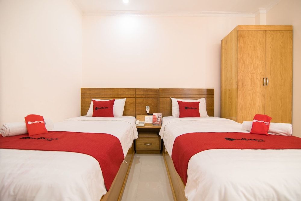 undefined RedDoorz Plus @ Tran Hung Dao Street 2 3