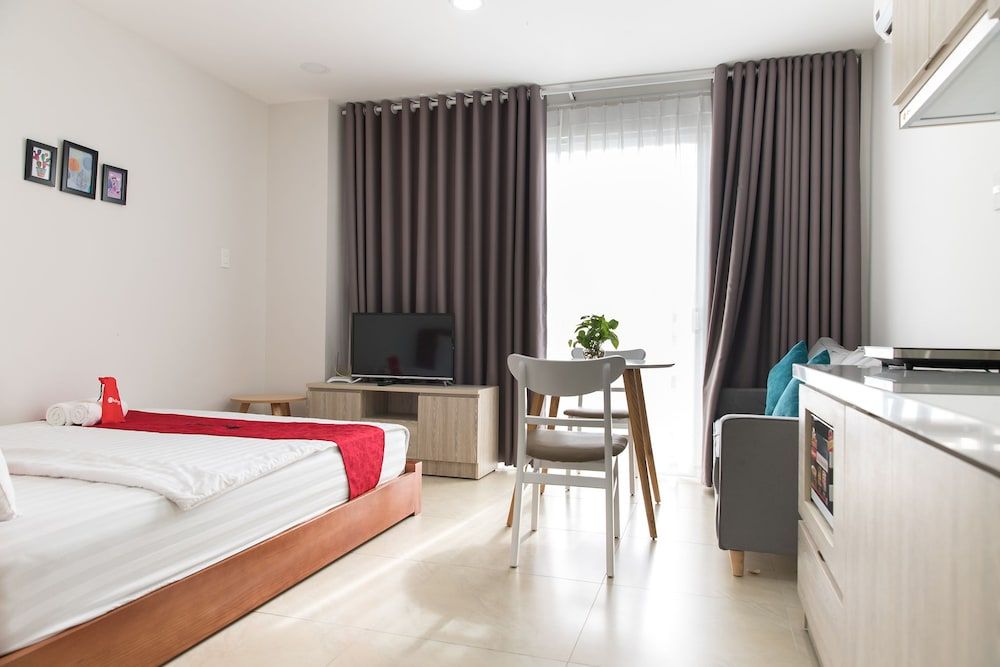 undefined Reddoorz Premium Near Etown 3 4