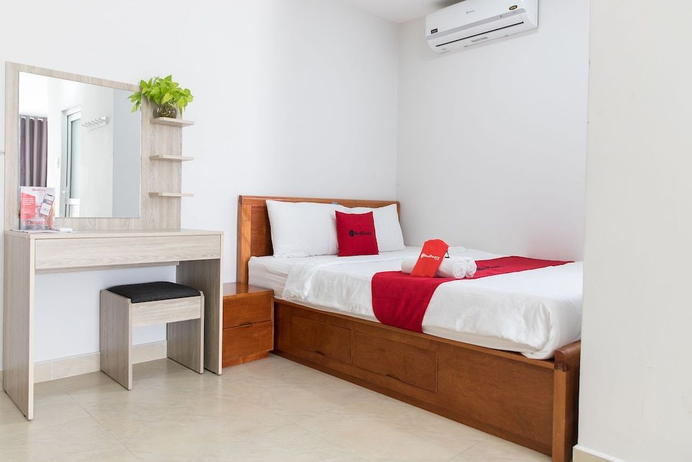 undefined Reddoorz Premium Near Etown 3 5