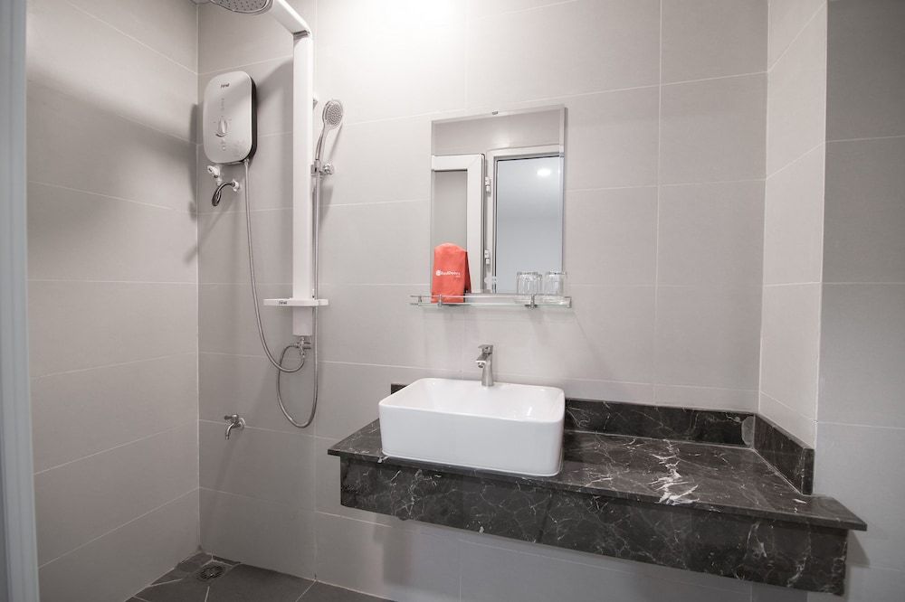 Reddoorz Premium Near Etown 3 Double Room 6