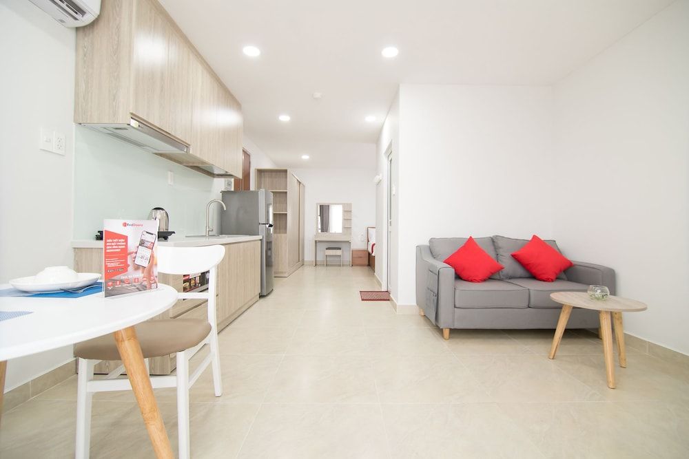 Reddoorz Premium Near Etown 3 Deluxe Room 7