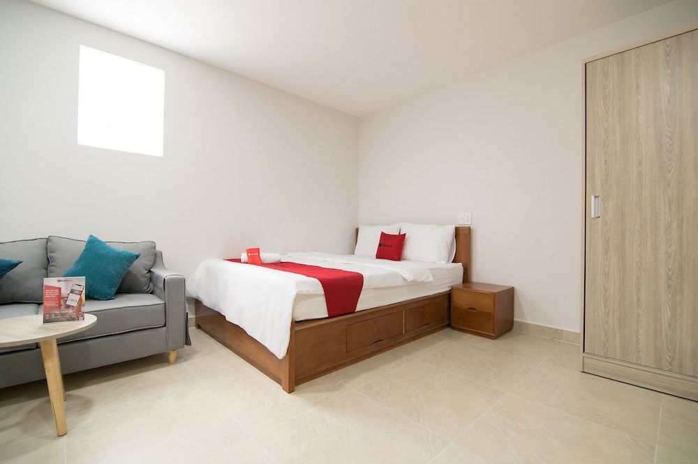 Reddoorz Premium Near Etown 3 Double Room 9