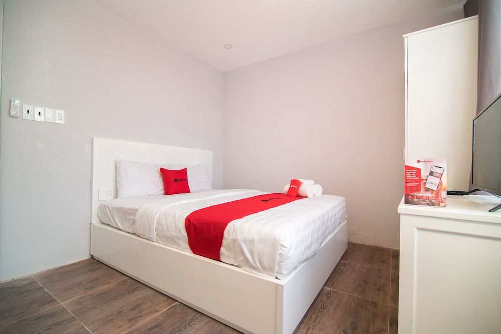 undefined RedDoorz Plus near Tan Dinh Market 2 3