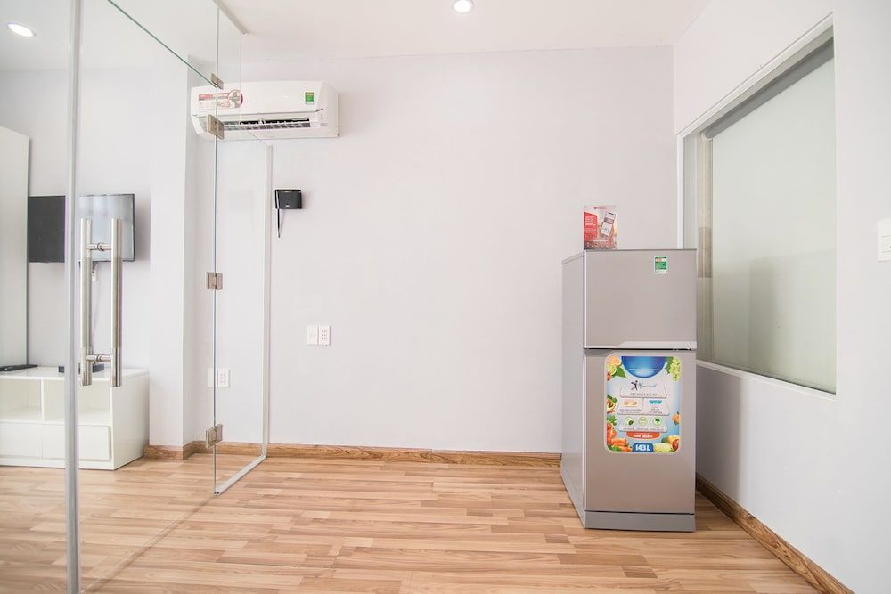 RedDoorz Plus near Tan Dinh Market 2 Deluxe Room 7