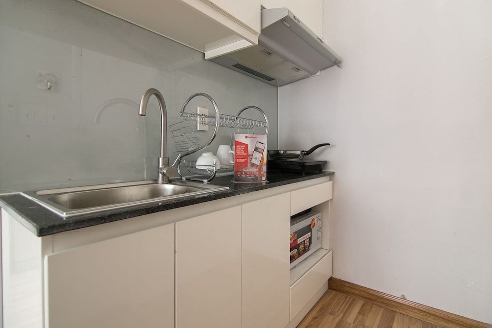 RedDoorz Plus near Tan Dinh Market 2 Deluxe Room 9