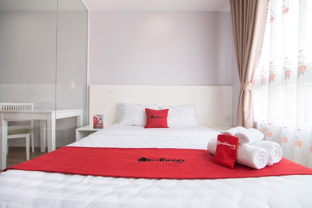 RedDoorz Plus near Tan Dinh Market 2 Deluxe Room 5
