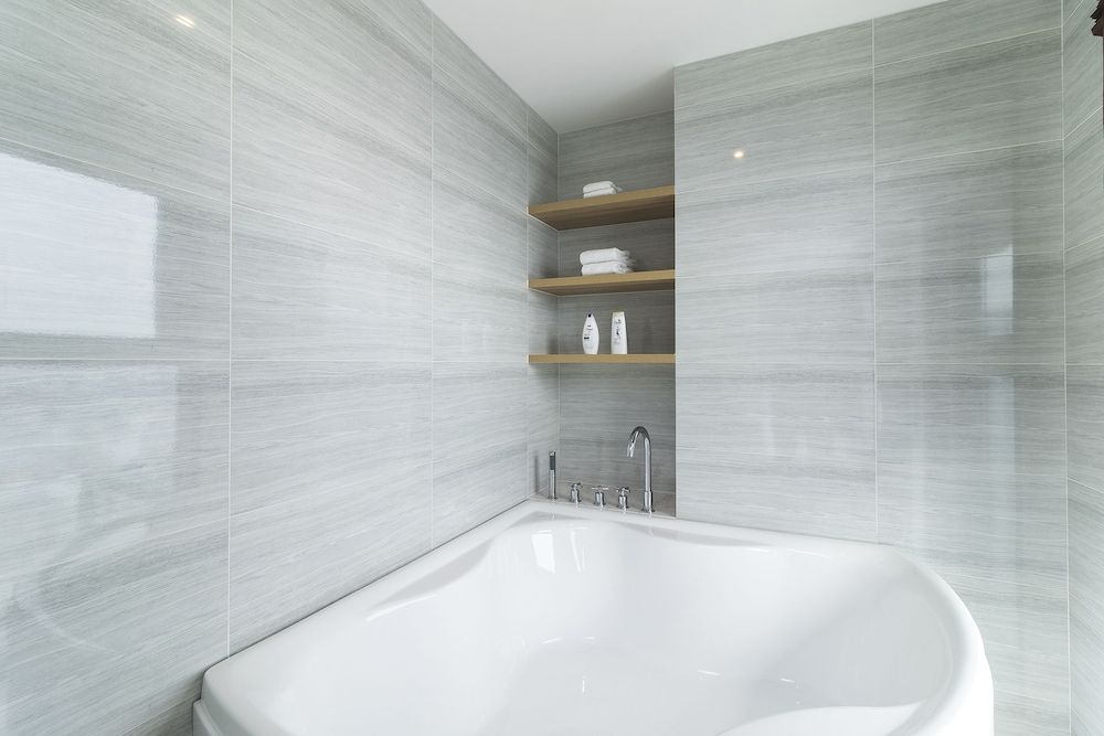 Deep Soaking Bathtub