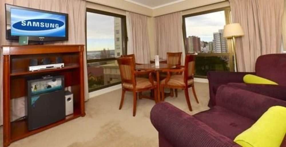 Suite, 1 King Bed (Plaza Q)
