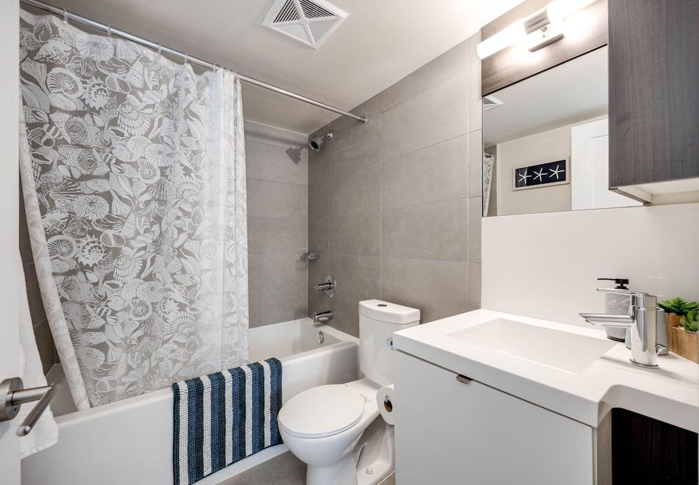 Applewood Suites - CN Tower & Convention Design Condo, 3 Bedrooms, Non Smoking, City View 9