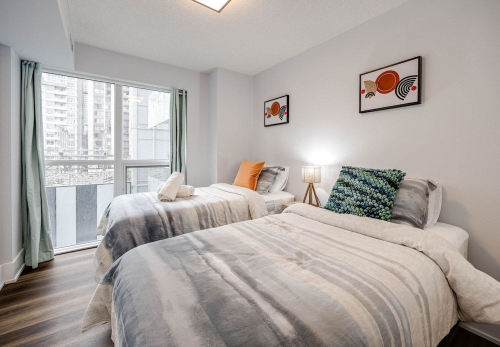 Applewood Suites - CN Tower & Convention Design Condo, 3 Bedrooms, Non Smoking, City View 5