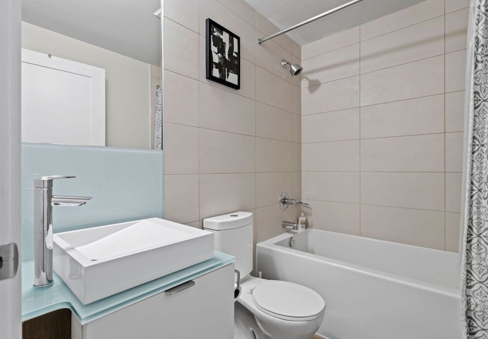 Applewood Suites - CN Tower & Convention Deluxe Condo, 2 Bedrooms, Non Smoking, City View 8