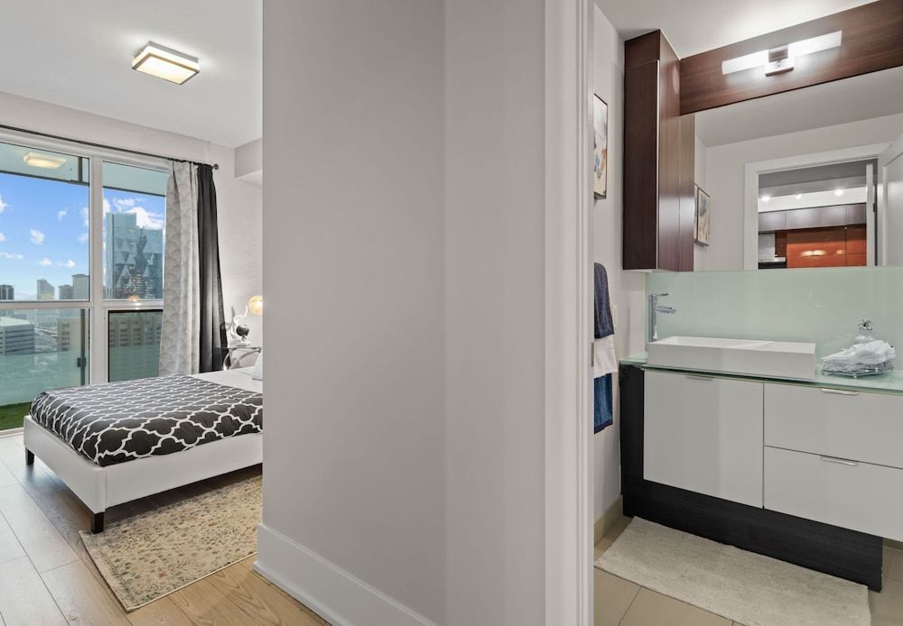 Applewood Suites - CN Tower & Convention Deluxe Condo, 2 Bedrooms, Non Smoking, City View 10