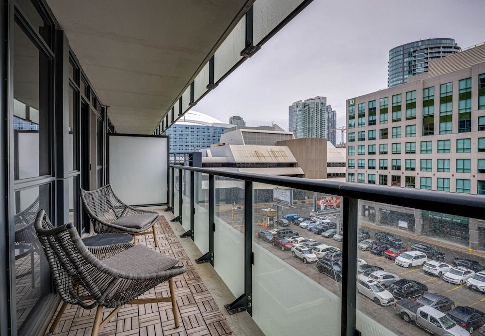 Applewood Suites - CN Tower & Convention Design Condo, 3 Bedrooms, Non Smoking, City View 7
