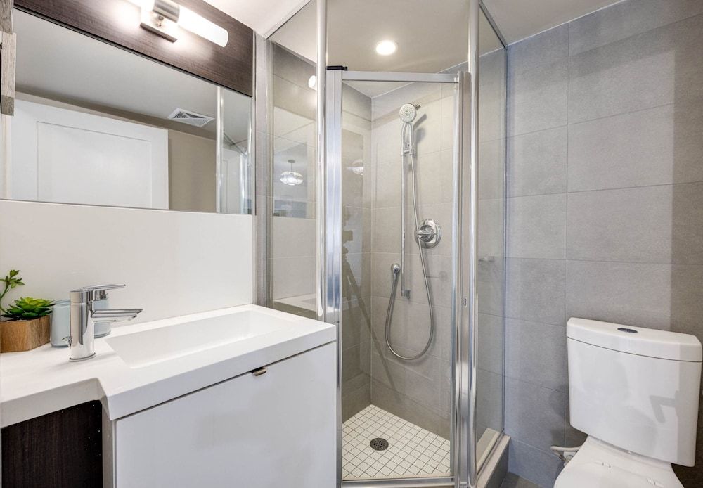 Applewood Suites - CN Tower & Convention Design Condo, 3 Bedrooms, Non Smoking, City View 8