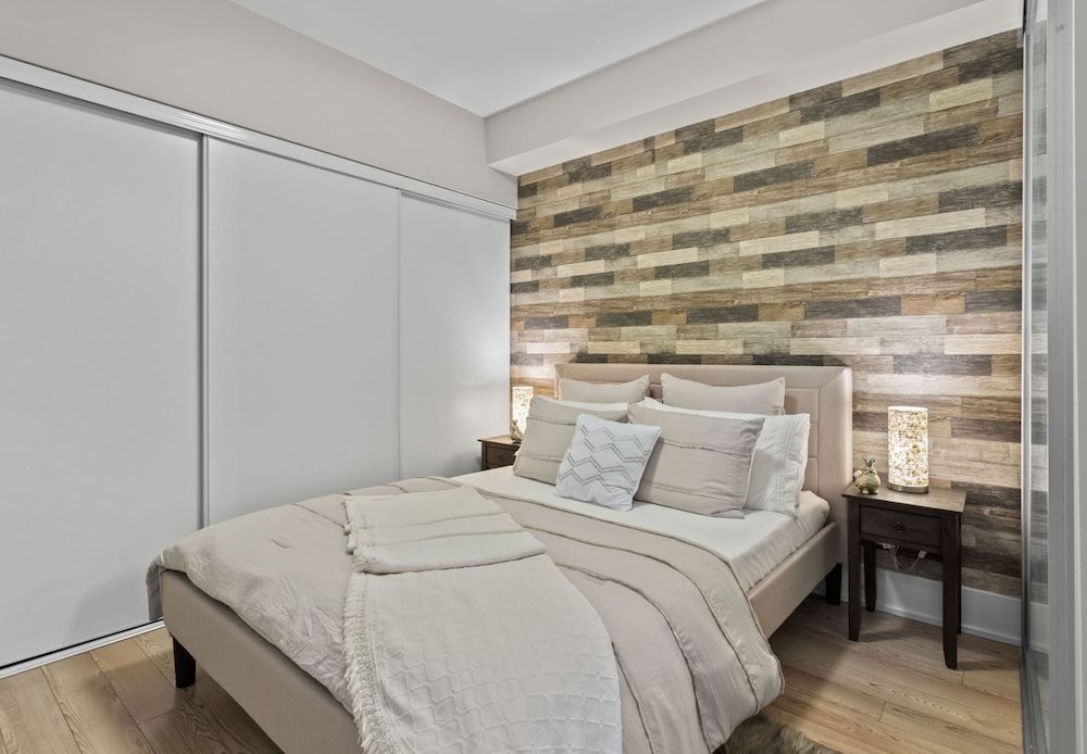 Applewood Suites - CN Tower & Convention Deluxe Condo, 2 Bedrooms, Non Smoking, City View 2