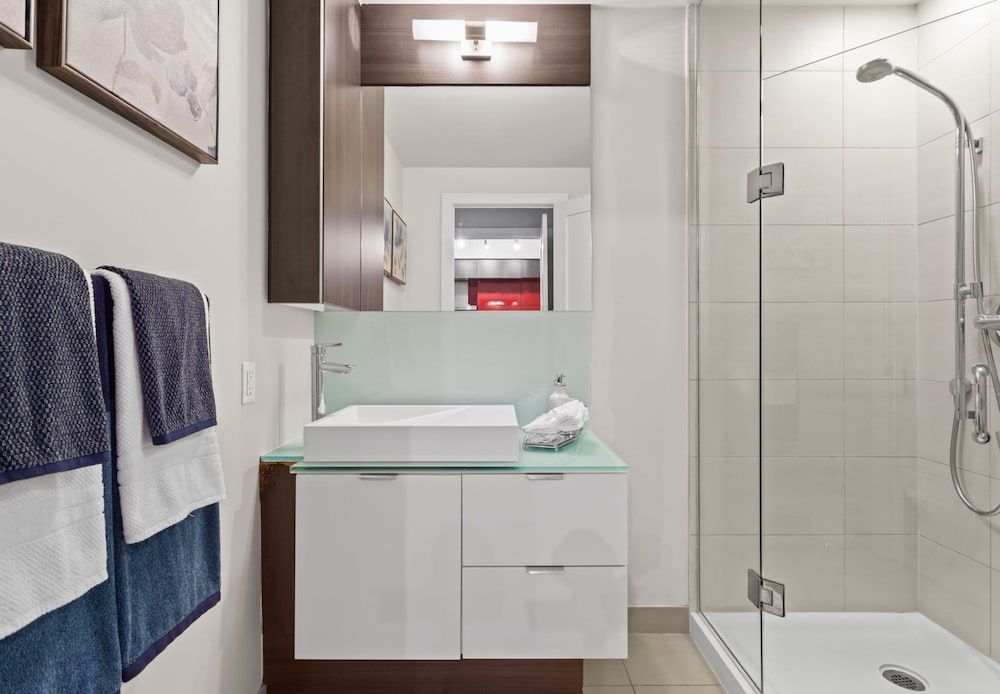 Applewood Suites - CN Tower & Convention Deluxe Condo, 2 Bedrooms, Non Smoking, City View 7