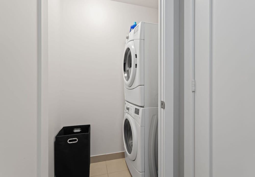 Applewood Suites - CN Tower & Convention Deluxe Condo, 2 Bedrooms, Non Smoking, City View 6