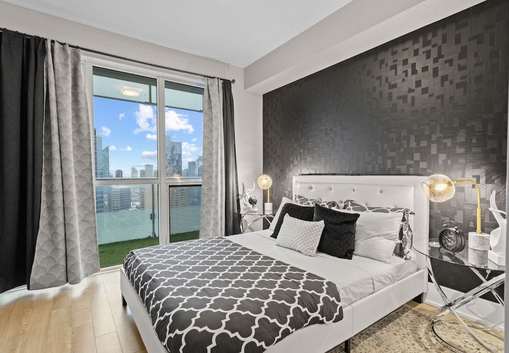 Applewood Suites - CN Tower & Convention Deluxe Condo, 2 Bedrooms, Non Smoking, City View 3