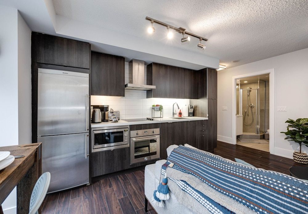 Applewood Suites - CN Tower & Convention Design Condo, 3 Bedrooms, Non Smoking, City View 6