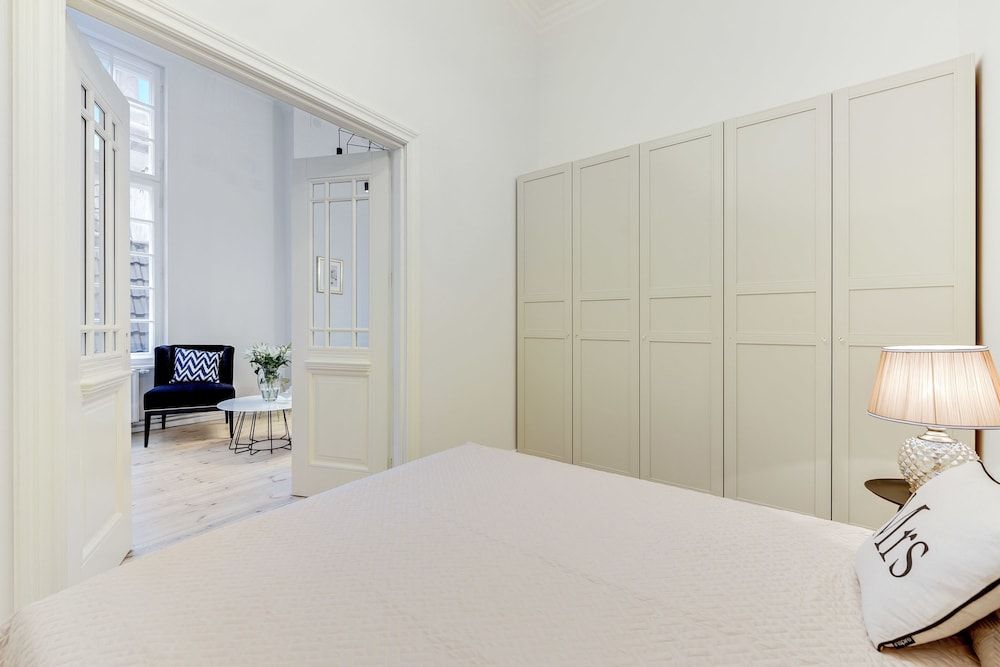 Navy Group - Lion's Castle Exclusive Apartment, 1 Queen Bed with Sofa bed (Dluga 35/2) 8