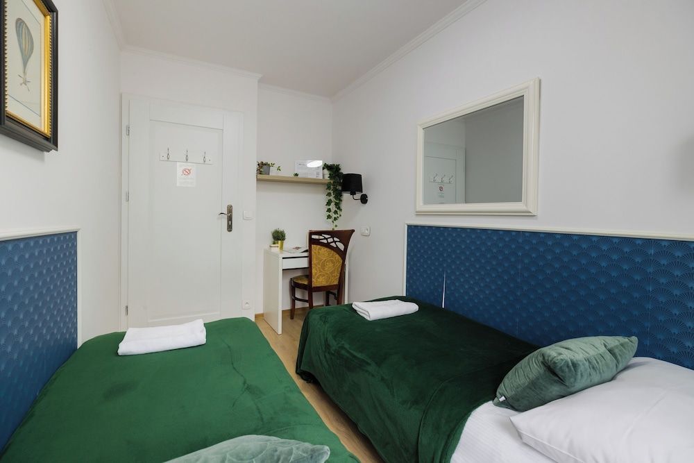 UNIT Short Rent Apartment by Warsaw Metro Station Apartment (max 8 person) 16