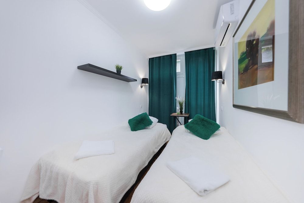 UNIT Short Rent Apartment by Warsaw Metro Station Apartment (max 8 person) 3