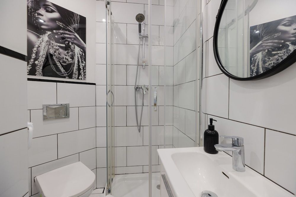 UNIT Short Rent Apartment by Warsaw Metro Station Apartment (max 8 person) 60