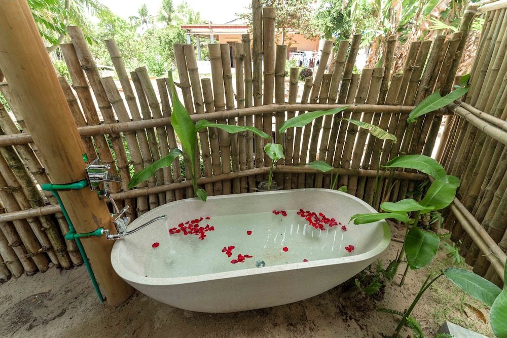An Bang Seastar Boutique Villa Deluxe Room, Bathtub, Garden View 6