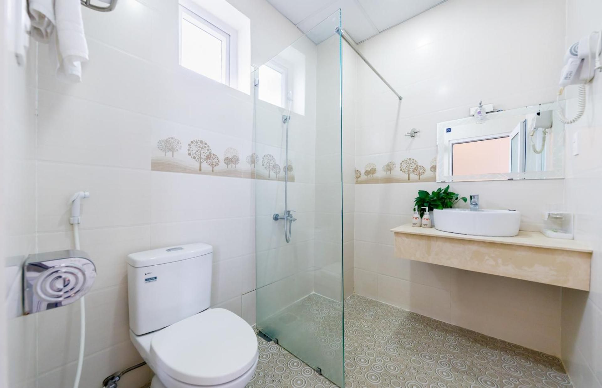 undefined Golden Bee Hotel 6