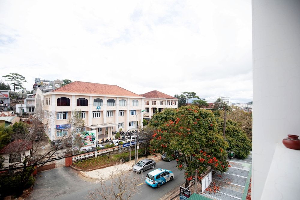 undefined Golden Bee Hotel 3