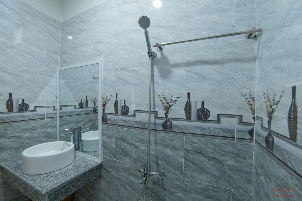 Truong Thinh Homestay Family Room, 2 Double Beds, Patio, City View 6