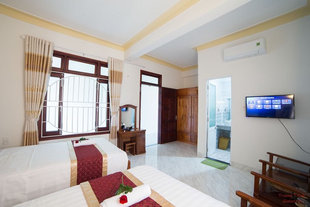 Truong Thinh Homestay Family Room, 2 Double Beds, Patio, City View 3