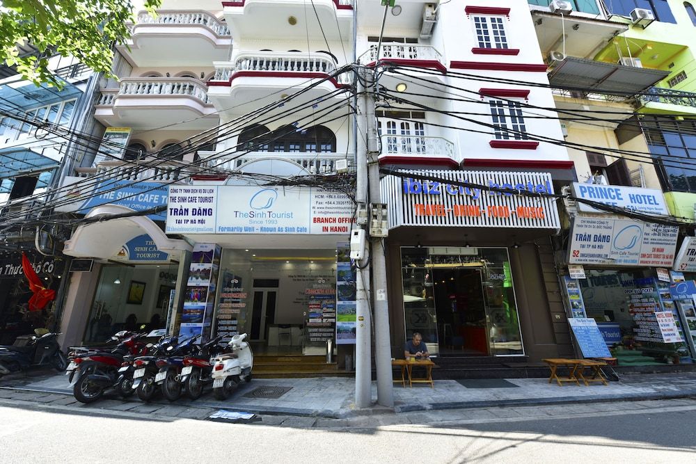 Ibiz City Hostel Deluxe Triple Room 5