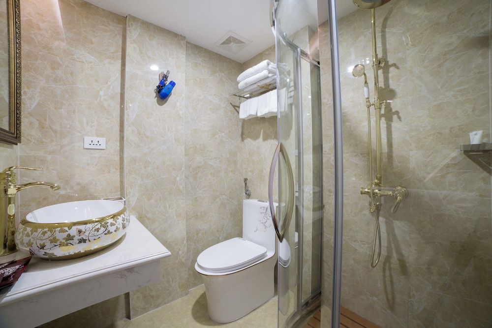 Golden Sail Hotel Deluxe Double Room 6