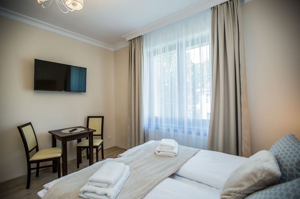 Double Room (8)